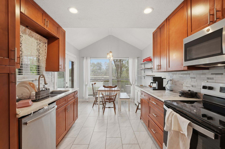 Private kitchen 3, Serene Waterfront Haven Spacious 3BR Townhouse In Newport, Houston