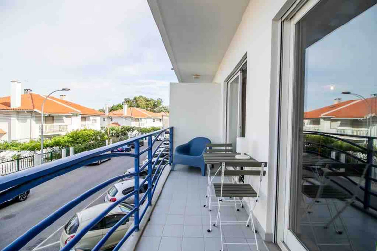 Room 3, Bright Flat by Carcavelos Beach With Fast Wi-fi, Oeiras