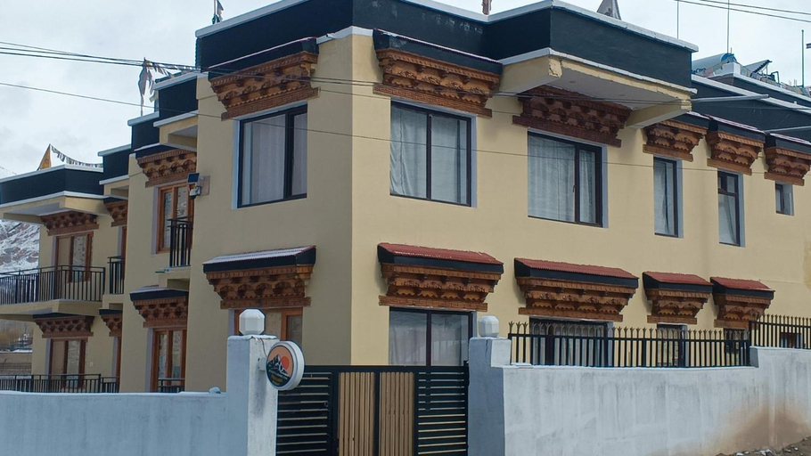 Exterior & Views