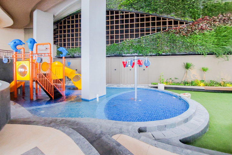 Swimming Pool 4, Warm and Restful Studio Room at Apartment Transpark Bintaro By Travelio, South Tangerang