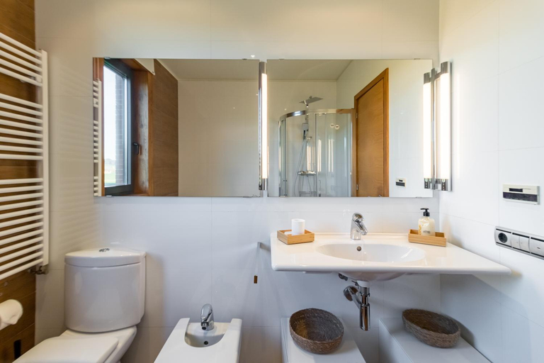 Bathroom 3, Villa Monasterio, Cantabria