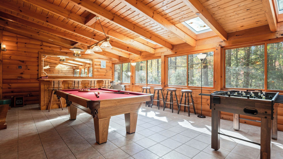 Food & Drinks 5, Twin Creeks Lodge by Avantstay 33 Acre Retreat, Transylvania