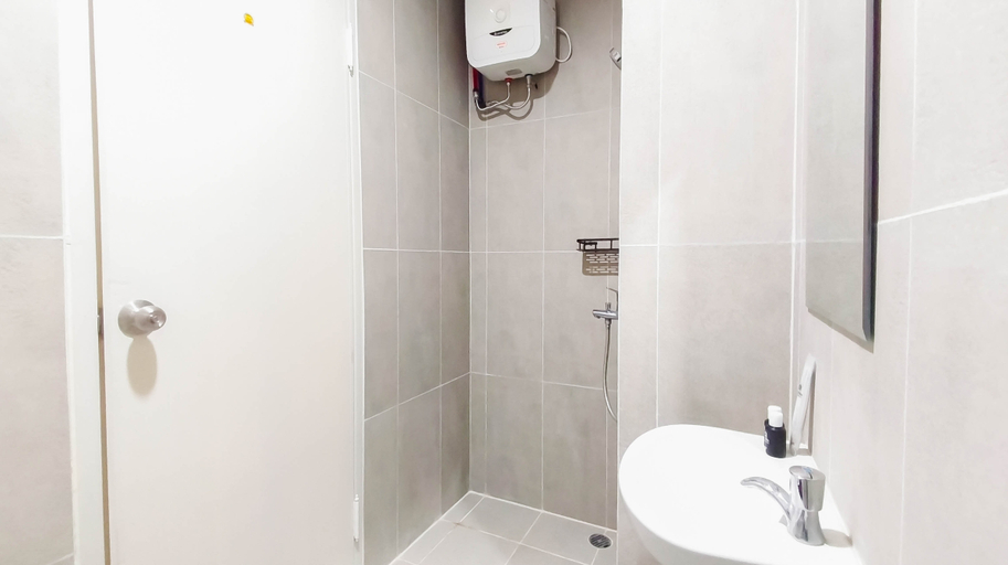 Bathroom 2, Clean and Comfortable Studio Room at Apartment Kyo Society By Travelio, Surabaya