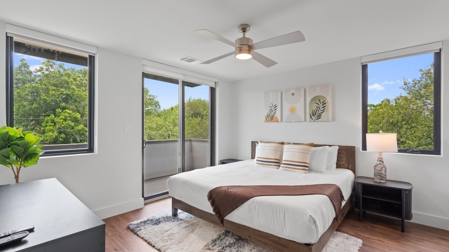Interior 5, Upstay: Modern & Pet-friendly 2BR Home Near Soco, Travis