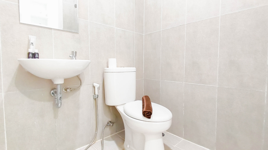 Bathroom 5, Clean and Comfortable Studio Room at Apartment Kyo Society By Travelio, Surabaya