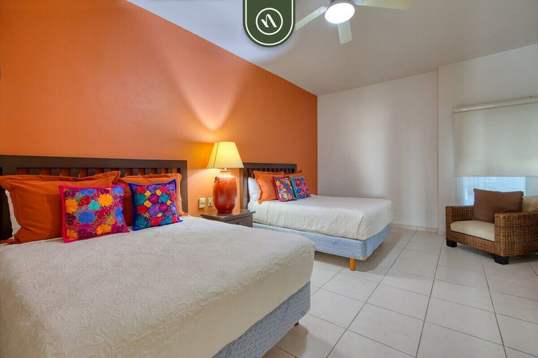 Room 5, Mexican Styled 2 BR Condo - Beachfront - Pool, Compostela
