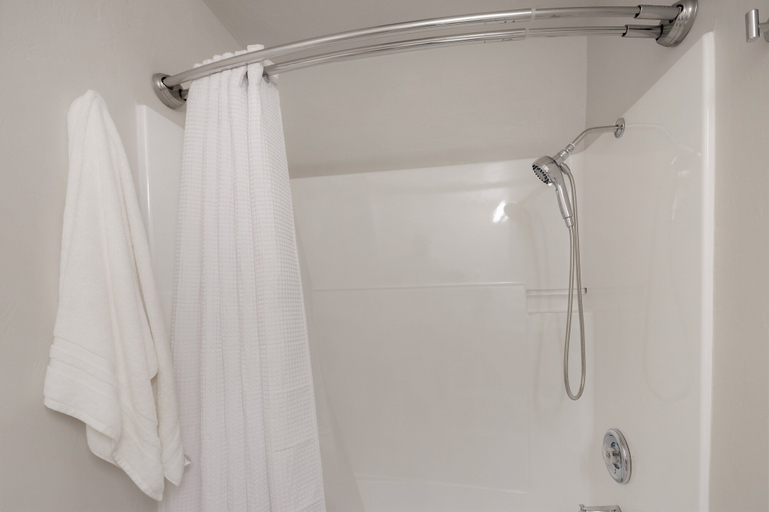 Bathroom 2, The Mixture - Hot Tub, Fire Pit & Covered Outdoor Dining 3 Bedroom Home, Lane