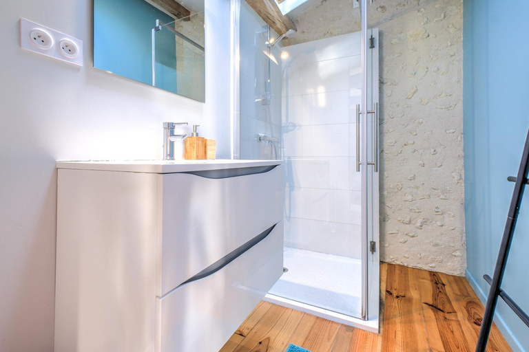 Bathroom 4, Domaine La Moulinasse, Dordogne