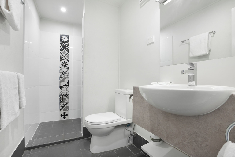 Bathroom 5, Gladstone Reef Hotel Motel, Gladstone