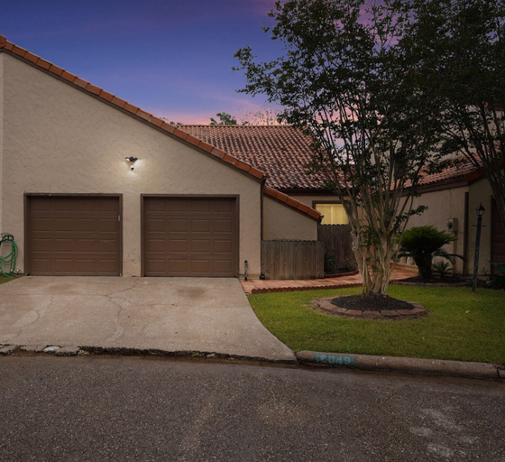 Exterior 2, Serene Waterfront Haven Spacious 3BR Townhouse In Newport, Houston