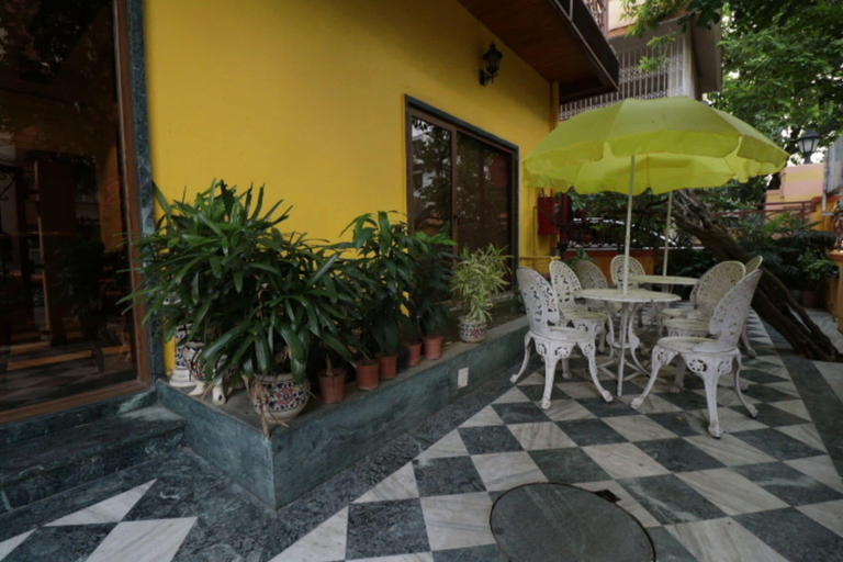 Outdoor dining, Eennra Oiitijhyya, Kolkata
