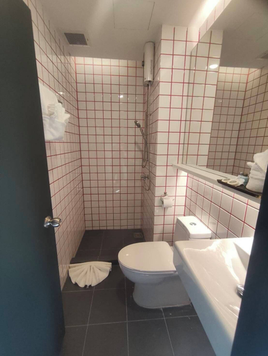 Bathroom 4, ARNI HEXA Hotel at MRT Samyan, Bang Rak