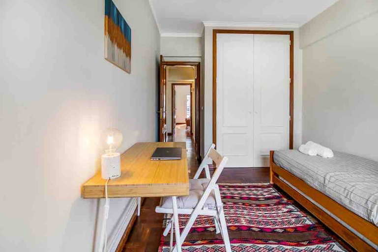 Room 5, Bright Flat by Carcavelos Beach With Fast Wi-fi, Oeiras