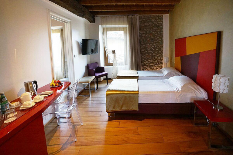 Bedroom 2, Il Pozzo - 1711 Luxury Guest House, Lecco