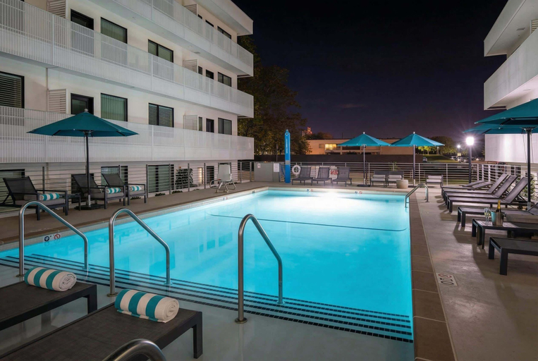 Room 3, New Walk to Gulch - Private Penthouse Pool Deck Views, Davidson