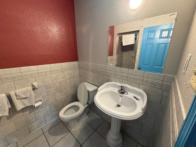 Bathroom 4, Deluxe Inn Motel, Wayne
