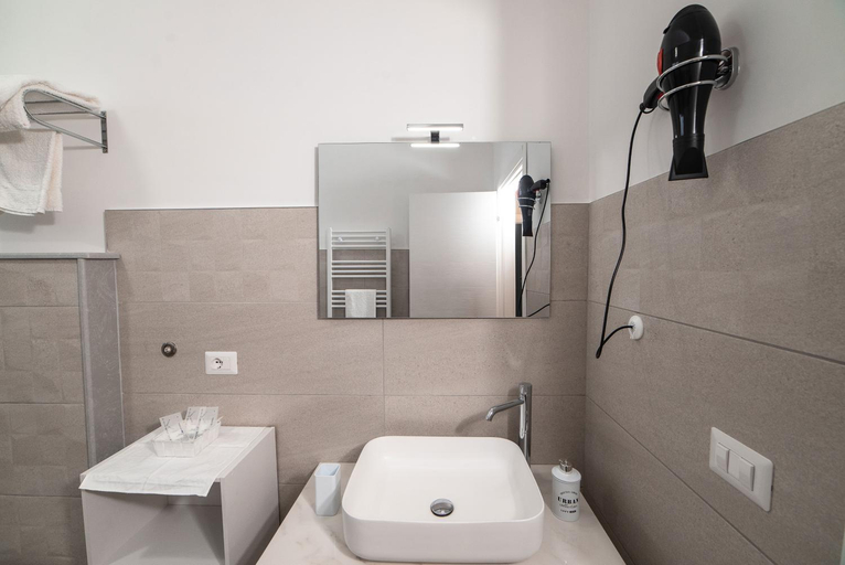 Bathroom 3, Five Apartment B&B, Agrigento