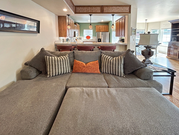Living area 4, Victorian Chateau Retreat 3 Bedroom Townhouse, Mesa