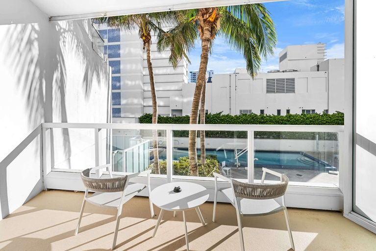 Property grounds 3, Sorrento 512, Miami-Dade