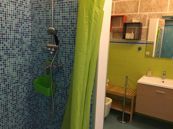Bathroom 3, Camera Bonavista, Lecce