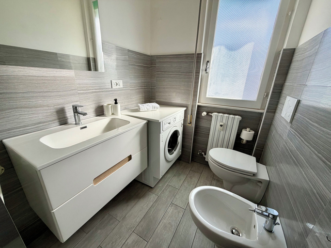 Bathroom 2, Schiappacasse 11, Genova