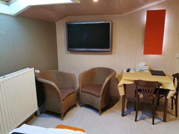 Others 4, Hotel Belair, Liège