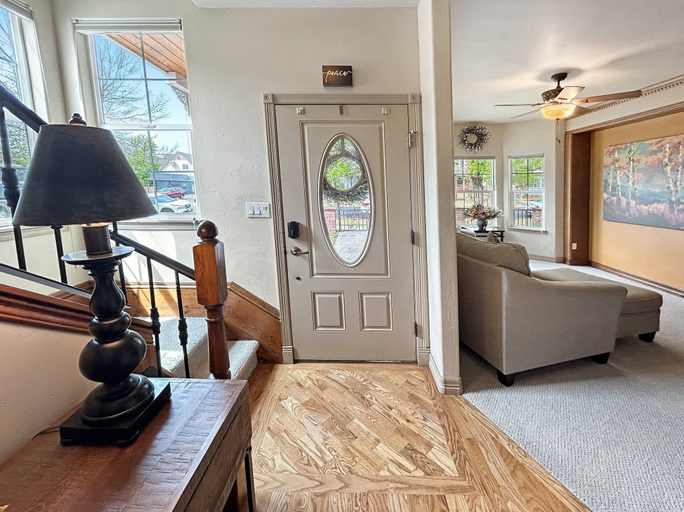 Interior 2, Victorian Chateau Retreat 3 Bedroom Townhouse, Mesa