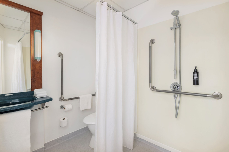 Bathroom 4, ibis Wellington, Wellington