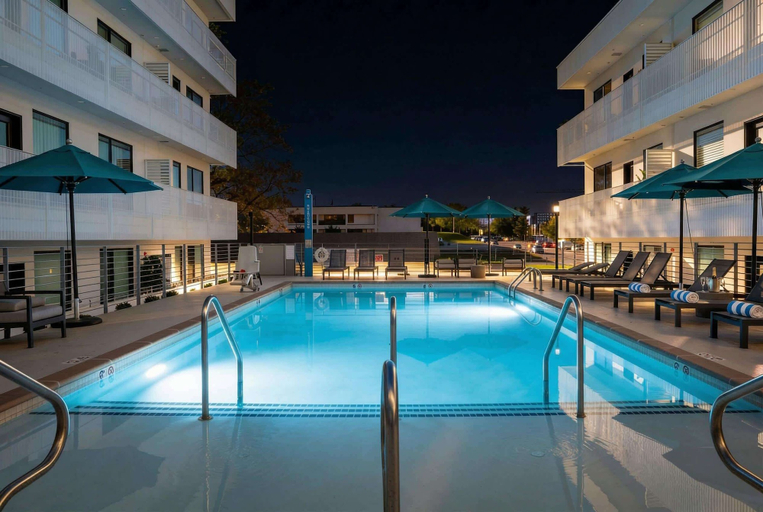Room 5, New Walk to Gulch - Private Penthouse Pool Deck Views, Davidson