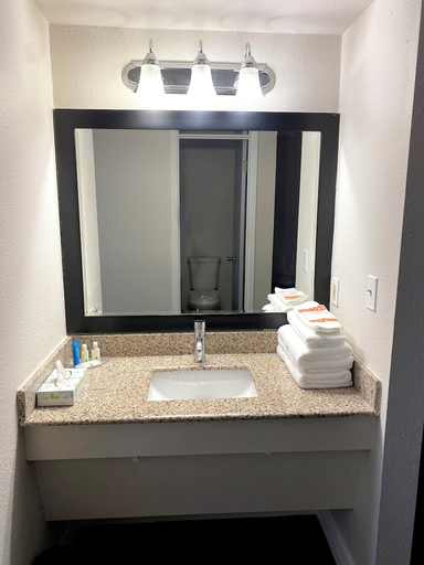 Bathroom 4, Quality Inn Del Rio, Val Verde