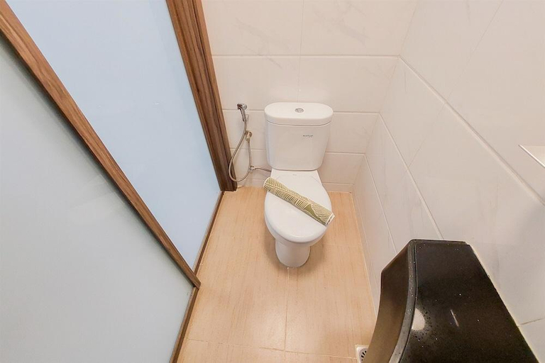 Bathroom, Nice and Comfy Studio Sky House BSD Apartment, South Tangerang