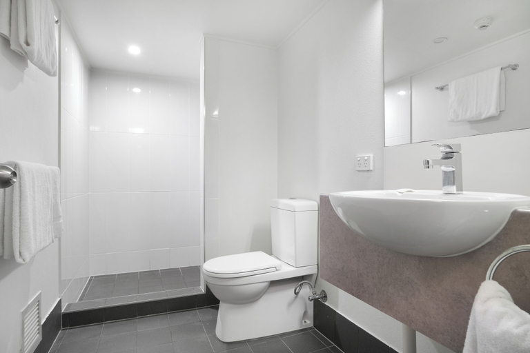 Bathroom 5, Gladstone Reef Hotel Motel, Gladstone