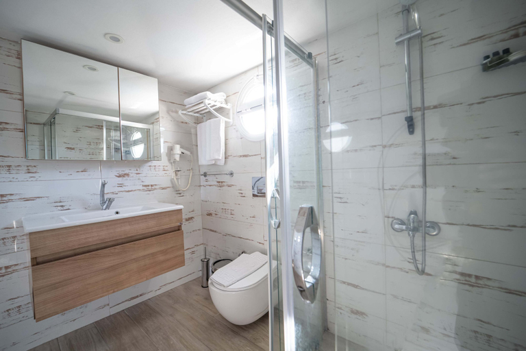 Bathroom 5, Moda Beach Hotel, Marmaris