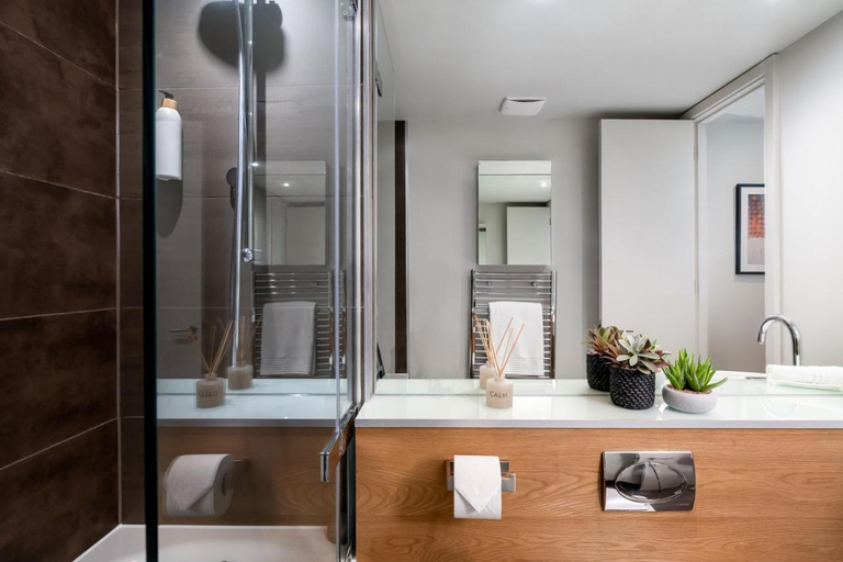 Bathroom 4, Your Apartment - Tower of London, London