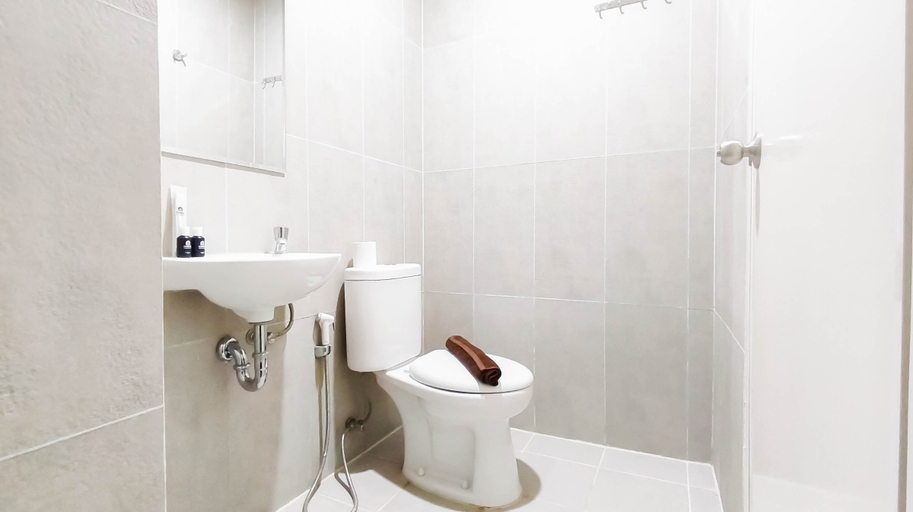 Bathroom 4, Clean and Comfortable Studio Room at Apartment Kyo Society By Travelio, Surabaya