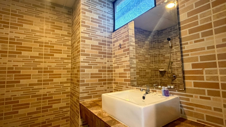 Bathroom 4, Collection O Southern Star Resort Pattaya, Pattaya
