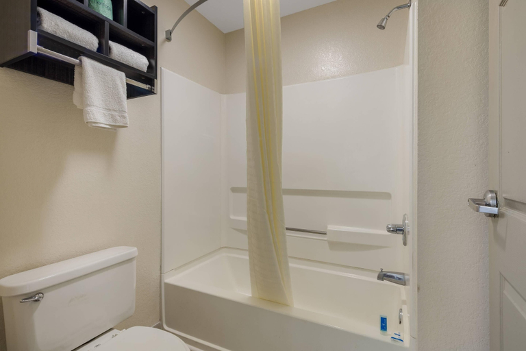 Bathroom 4, Rodeway Inn Ardmore I-65, Giles