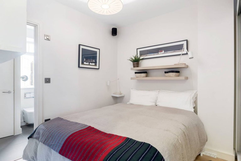 Bedroom 4, Luxury Studio in Heart of Richmond, London