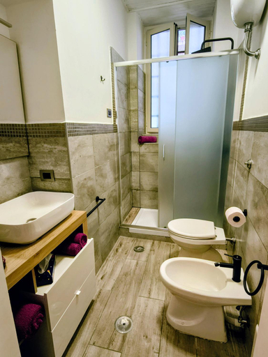 Bathroom 5, Bella mbriana, Napoli