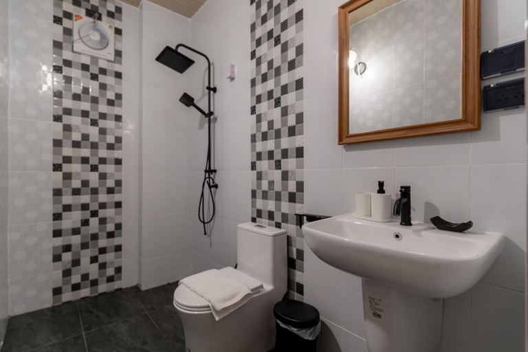 Bathroom 2, The Proud Resort Riverside Cafe Sapan-nan, Bo Klue