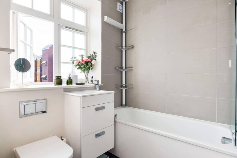 Bathroom, Luxury Studio in Heart of Richmond, London