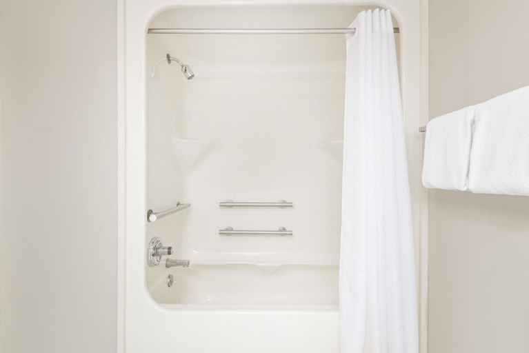 Bathroom 4, Super 8 By Wyndham Jasper, Dubois