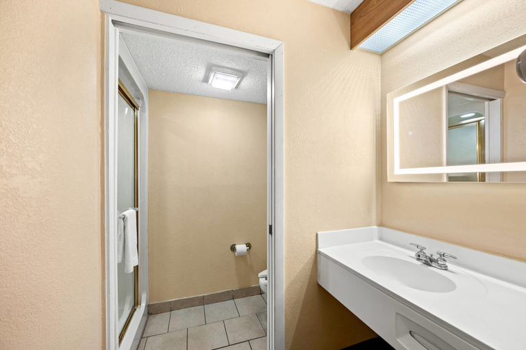 Bathroom 3, Econo Lodge London North, Laurel