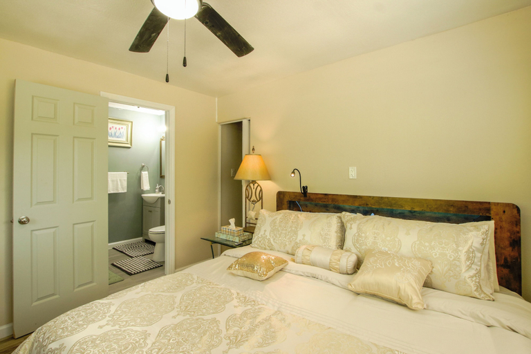Room 1, Jasper Sunshine Getaway, Hamilton