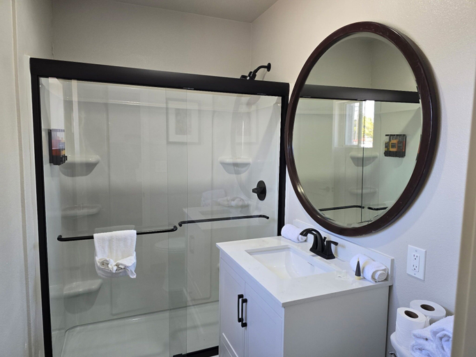 Bathroom 2, The Atlas Inn & Suites LAX, Los Angeles