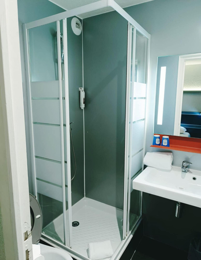 Bathroom, Enzo Trappes by Kyriad Direct, Yvelines