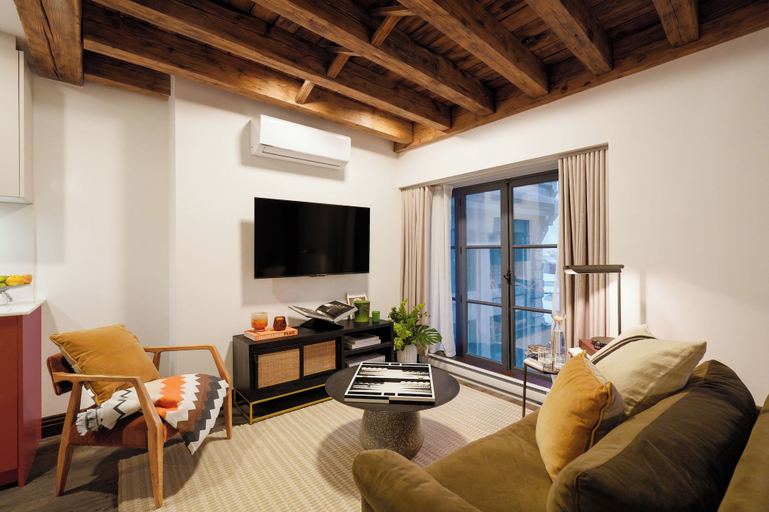 Living room 2, Brésoles Hotel, Montréal