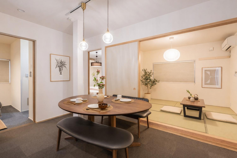 Food & Drinks 5, Osaka Large Family House 7 Bedrooms 2 Baths Free Parking, Osaka