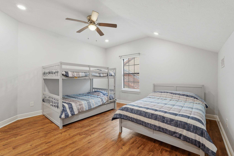 Room 4, Serene Waterfront Haven Spacious 3BR Townhouse In Newport, Houston