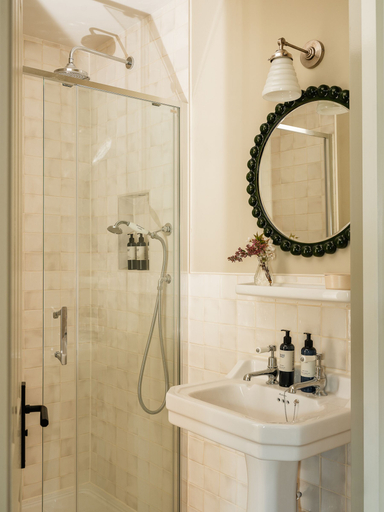Bathroom 3, The Queen's Head, Wiltshire